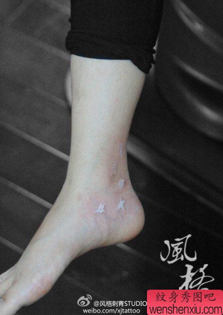 女生脚踝处小巧流行的白色小鸟纹身图案