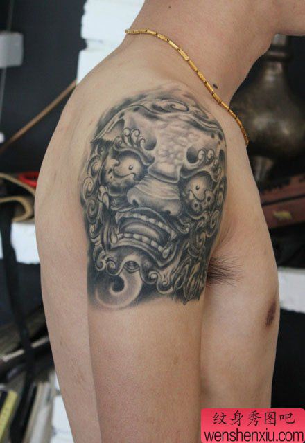 手臂经典流行的石狮子纹身图案