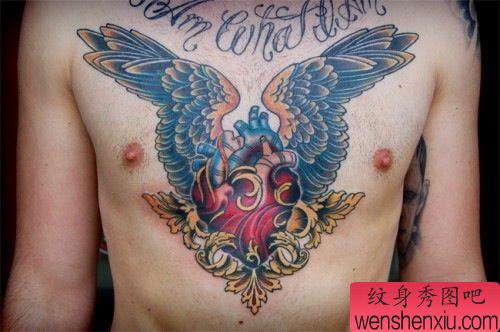 男性前胸超帅的心脏与翅膀纹身图案