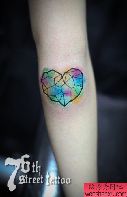 手臂漂亮流行的爱心纹身图案