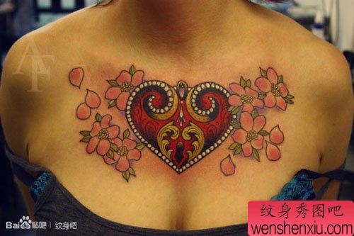 美女前胸精美流行的爱心锁纹身图案