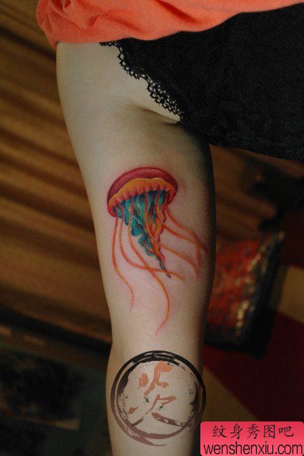 女生手臂内侧好看流行的水母纹身图案