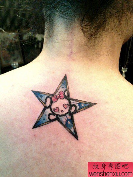女生背部流行流行的五角星小骷髅纹身图案