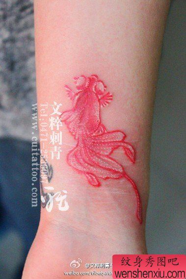 女生手腕小巧漂亮的小金鱼纹身图案