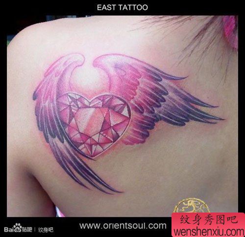 美女肩背流行漂亮的钻石爱心与翅膀纹身图案