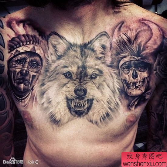 男性前胸霸气凶悍的黑白狼头纹身图案