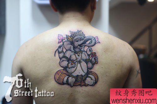 男生后背经典流行的象神纹身图案