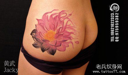 美女臀部唯美流行的水墨莲花纹身图案
