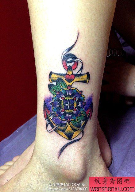 女生腿部精美的old school船锚纹身图案