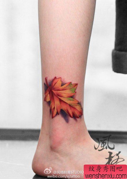 腿部漂亮精美的彩色树叶纹身图案