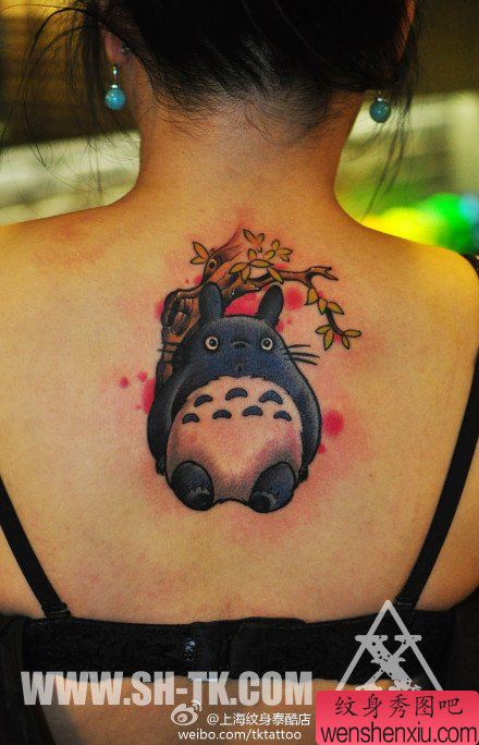 女生后背可爱经典的龙猫纹身图案