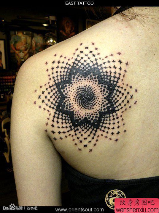 美女肩背流行精美的图腾纹身图案