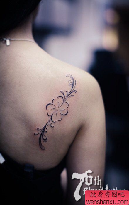 女生肩背唯美流行的藤蔓四叶草纹身图案