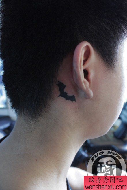 耳部流行流行的图腾蝙蝠纹身图案