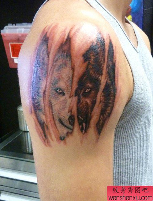 手臂霸气超酷的撕皮狼头纹身图案