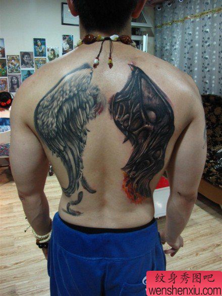 男性后背帅气的一半天使一半恶魔翅膀纹身图案