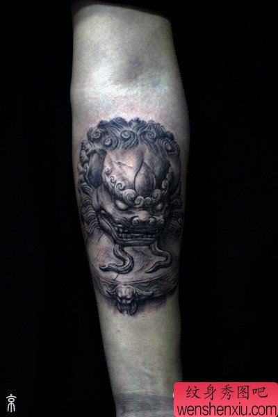 手臂一幅超酷的石狮子纹身图案