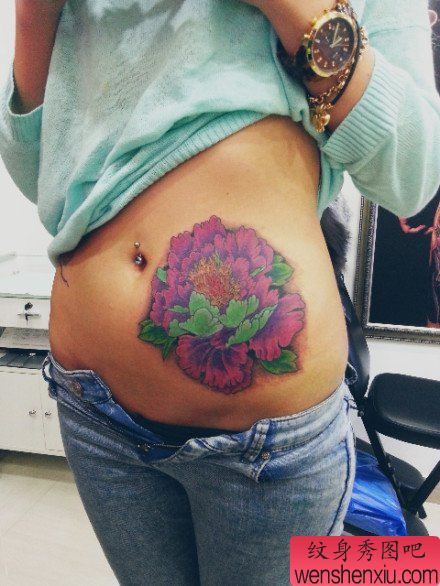 美女腹部唯美流行的牡丹花纹身图案
