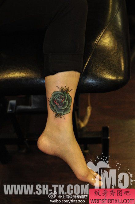 女生腿部流行精致的玫瑰花纹身图案