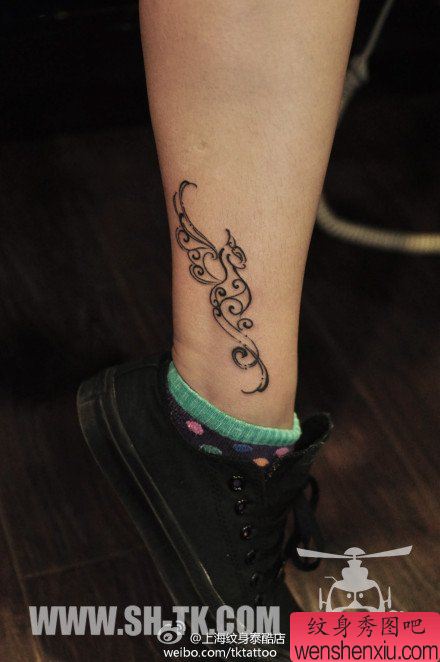 女生腿部流行可爱的图腾猫纹身图案