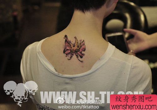 女生后背流行精美的小皇冠纹身图案