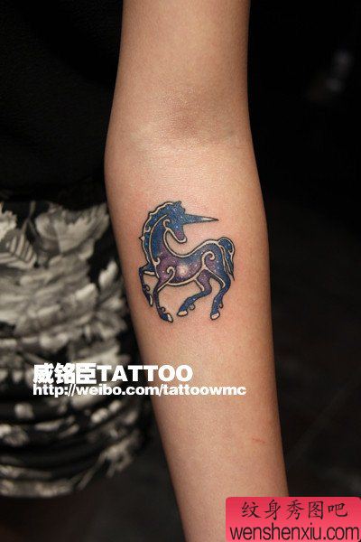 女生手臂小巧流行的星空独角兽纹身图案