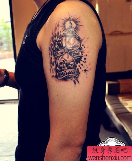 男性手臂经典帅气的沙漏纹身图案