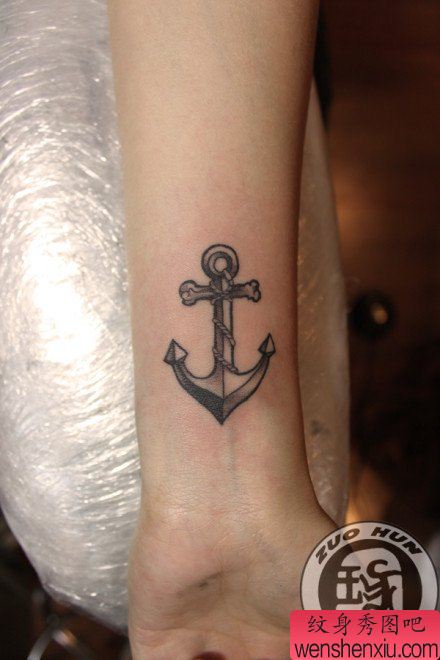 女生手腕小巧唯美的黑白船锚纹身图案