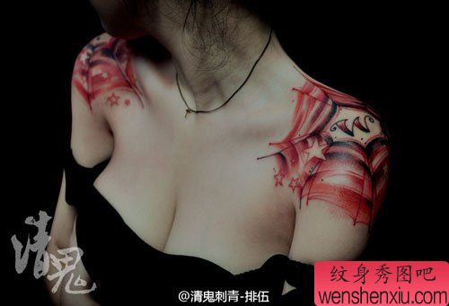 美女肩膀处漂亮精美的蜘蛛网纹身图案