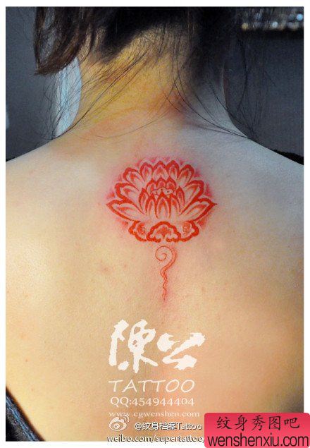 女生后背流行经典的图腾莲花纹身图案