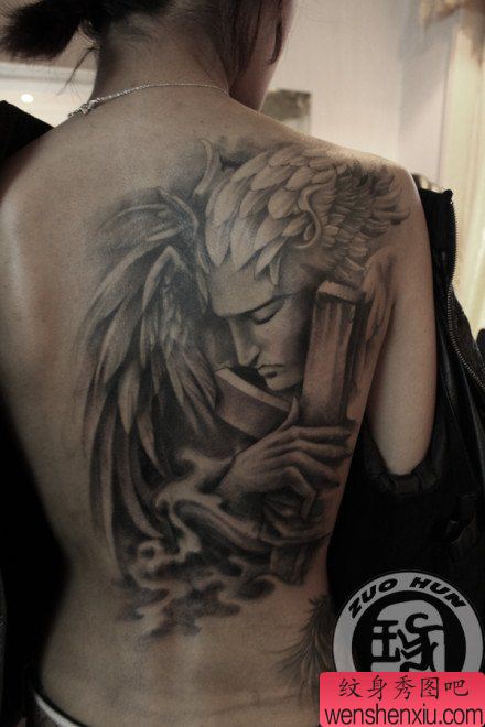 美女背部流行流行的天使翅膀纹身图案