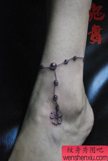 女生脚腕小巧流行的四叶草脚链纹身图案