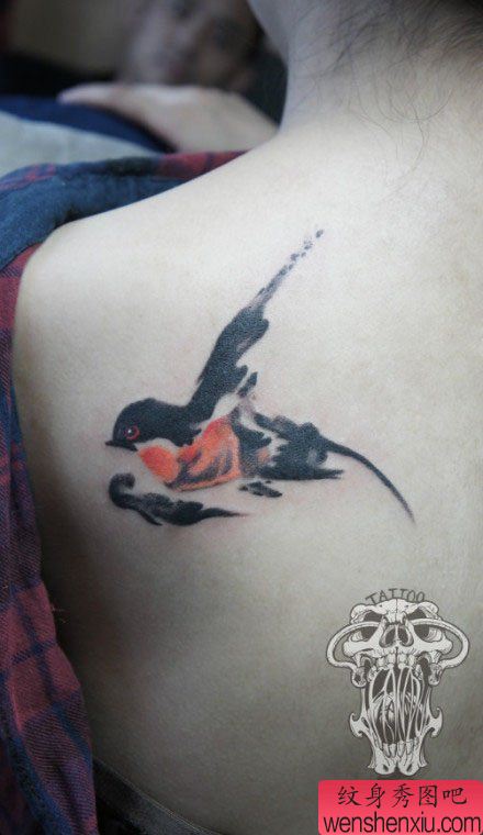 女生后背流行唯美的水墨小燕子纹身图案