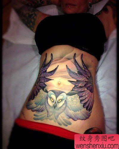 女生腹部经典流行的猫头鹰纹身图案