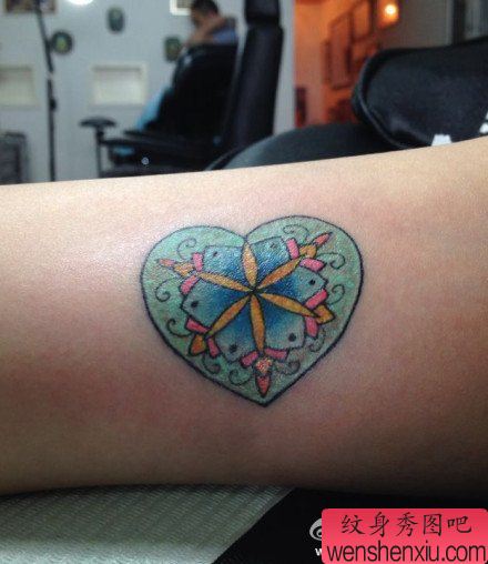 唯美流行的彩色爱心纹身图案