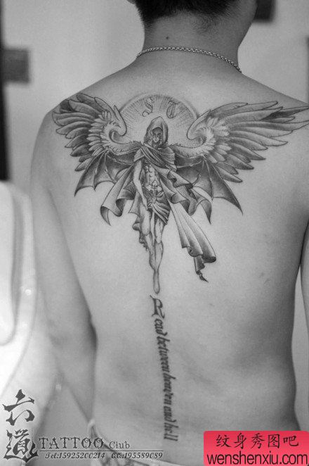 男性后背经典流行的天使翅膀纹身图案