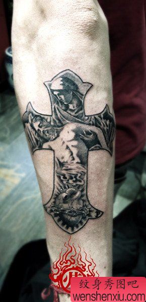 手臂流行经典的十字架耶稣纹身图案