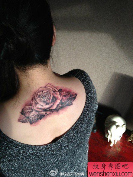女生后肩背唯美流行的黑灰玫瑰花纹身图案