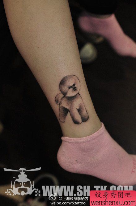 女生腿部可爱流行的小狗纹身图案