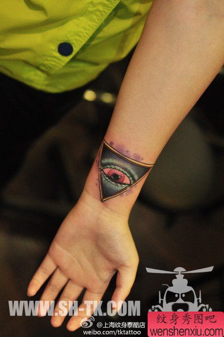 手臂经典流行的上帝之眼纹身图案