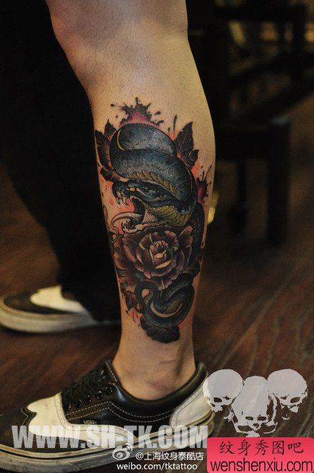 腿部霸气超酷的new school蛇与玫瑰花纹身图案