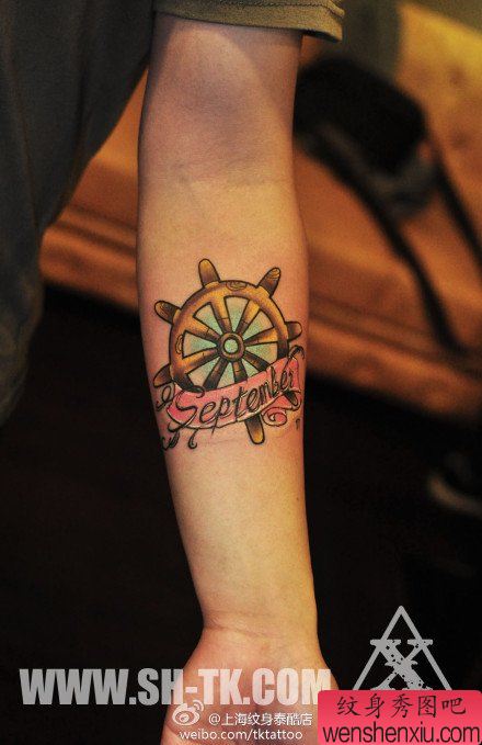 手臂唯美流行的船舵纹身图案