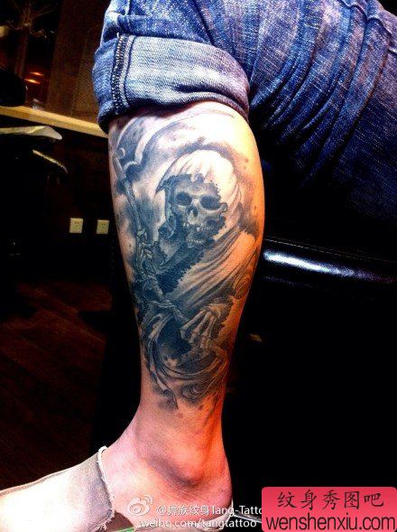 男性腿部霸气超牛的死神纹身图案