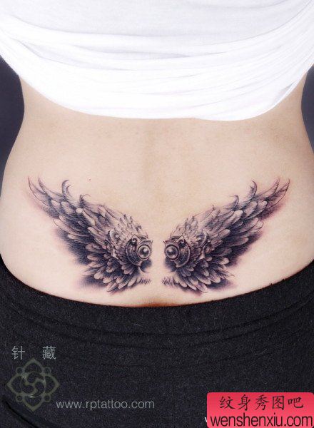 女生腰部唯美流行的翅膀纹身图案