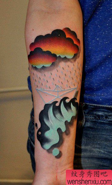 手臂一幅经典流行的乌云纹身图案