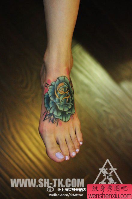 女生脚部漂亮的new school玫瑰花纹身图案