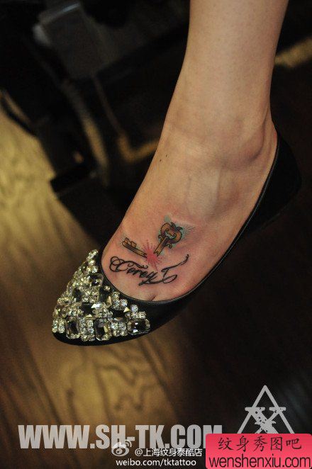 女生脚部流行流行的钥匙与字母纹身图案