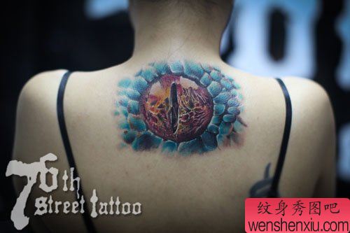 女生后背漂亮精美的彩色眼睛纹身图案