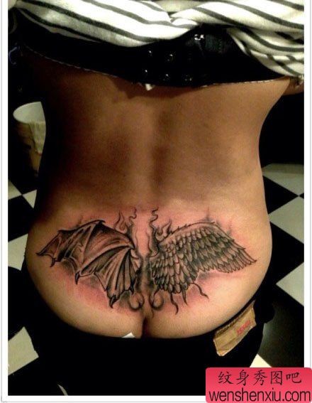 美女腰部流行的一半天使一半恶魔翅膀纹身图案
