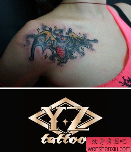 女生肩膀处经典流行的蝙蝠纹身图案